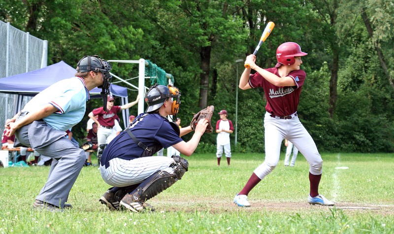 Der Umpire (links) entscheidet z.B. darüber, ob die Würfe des Pitchers gut „Strike“ oder schlecht „Ball“ sind. Vor dem Umpire warten Catcher und Schlagmann auf dem nächsten Pitch.
