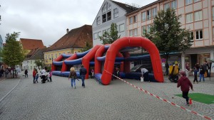 Wurfziel (vorne) und dahinter der Schlagtunnel. Rechts konnten die Kinder vom Tee schlagen.