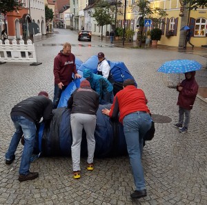 Der Schlagtunnel wird zusammengerollt - eine nasse Angelegenheit.