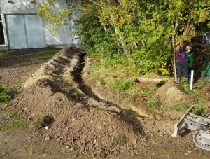 Erster Graben wird gebuddelt.