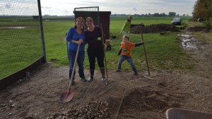Michelle, Petra und Damien beim Sieben. Noel ist mit dem Bollerwagen unterwegs.