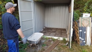 Jürgen hat den weißen Container mit Platten ausgelegt.