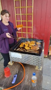 Petra macht Mittagessen.
