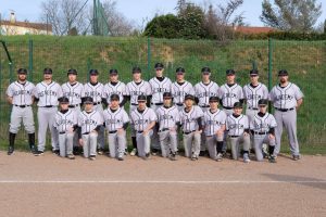Mannschaftsfoto aller Teilnehmer und Coaches. Michael Schirmer ist oben der 6. von links.