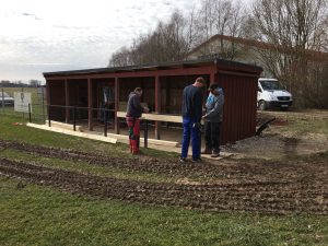 Jörg, Jürgen und Sven montieren unsere "Meckerstütze".