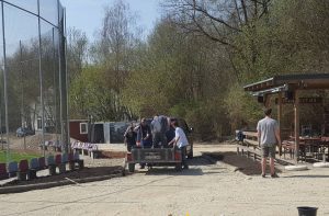 Eine von drei Ladungen Erde wird verteilt.