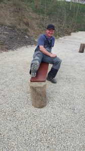 Rainer probiert die Sitzbänke am Grillplatz (oder ruht er sich nur aus?).