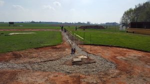 Die Basepaths werden ausgemessen mit Bretter als Trennungen.