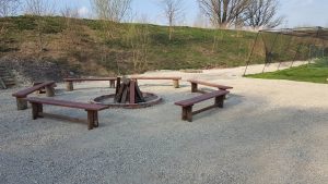 Die Feuerstelle und Raucherbereich ist fertiggestellt worden.