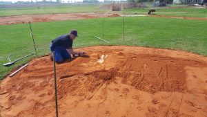 Jeff Settles arbeitet an den Mound.
