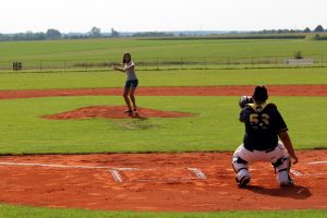 Sportreferentin Janine Krzizok wirft den ersten Pitch.
