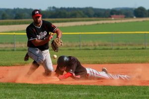 Christopher Mann (Schwaig Red Lions 2), All-Stars Süd, hat einen Heads-First Slide erfolgreich gemacht.