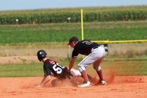 Manuel Müllner (Buchbinder Legionäre 4), All-Stars Mitte, wird von Paul Wurm (Unterwurmbach Red Sox), All-Stars Nord, getaggt.