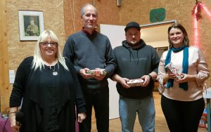 Der Vorstand (von rechts: Petra Hadersbeck, 3. Vorstand, Jörg Baumgärtner, 2. Vorstand und Florian Bellstedt, 1. Vorstand) wurden von Andrea Settles für ihr Engagement bedankt.